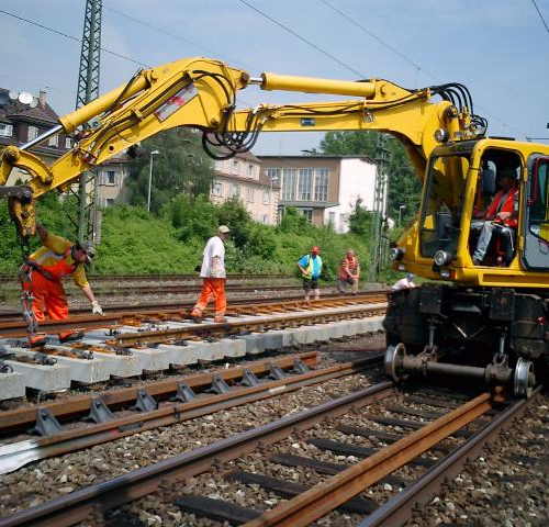 Zwei-Wege-Bagger bei Gleisbauarbeiten während der Erneuerung einer Bahnstrecke